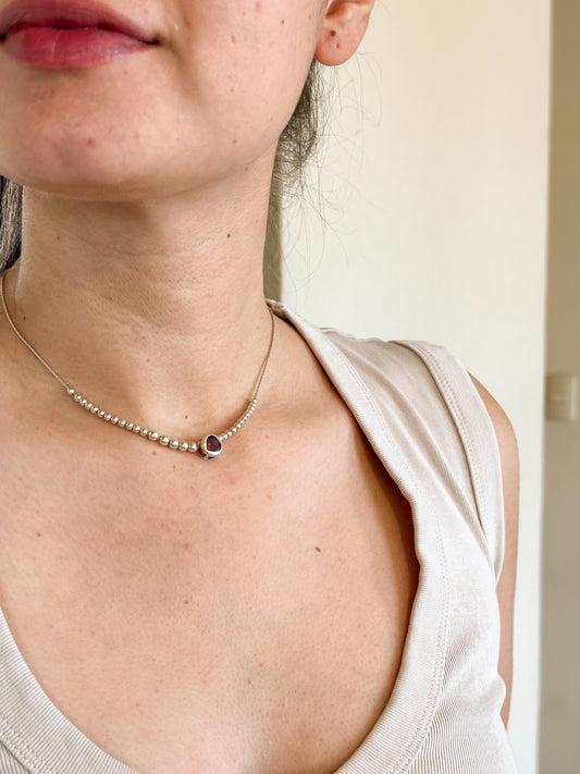 Collar rojo carmesí