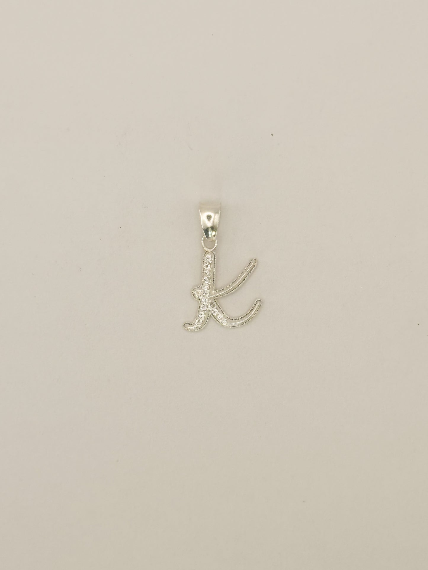 Dijes con Iniciales Brillantes Cursiva