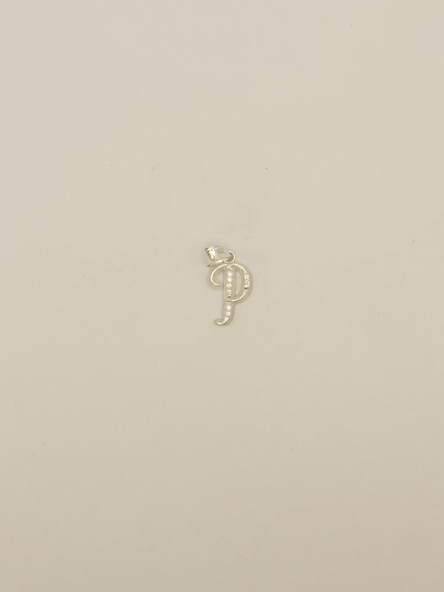 Dijes con Iniciales Brillantes Cursiva